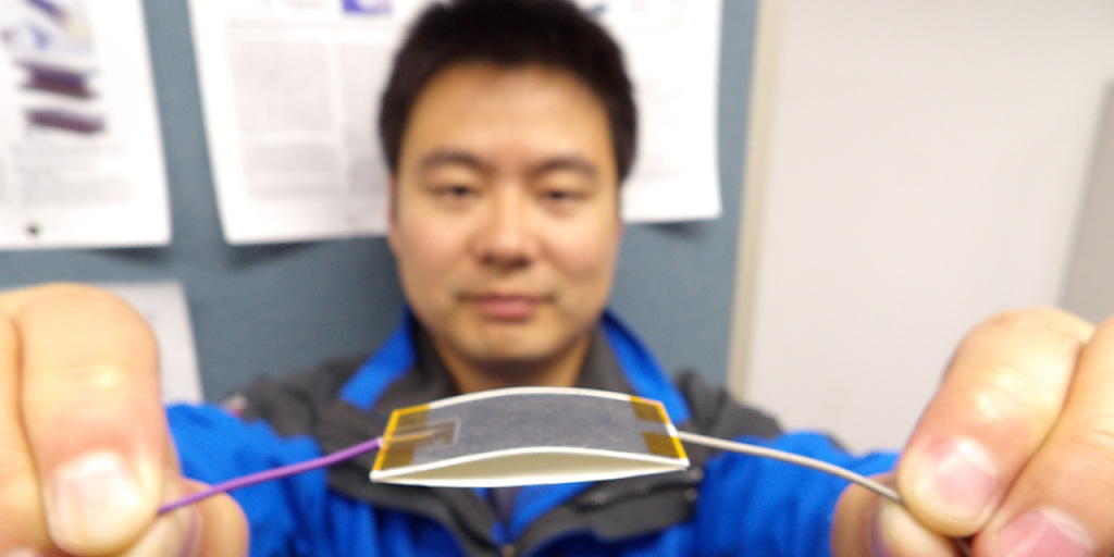 EPFL-Doktorand Xiao-Sheng Zhang mit seinem System: Ein Sandwich aus Graphit-bemaltem Papier und Teflonband erzeugt beim Zusammendrücken ein Ladungsgefälle. Beim Loslassen nimmt das Graphit die Ladung auf und leitet sie ab. EPFL-Doktorand Xiao-Sheng Zhang mit seinem System: Ein Sandwich aus Graphit-bemaltem Papier und Teflonband erzeugt beim Zusammendrücken ein Ladungsgefälle. Beim Loslassen nimmt das Graphit die Ladung auf und leitet sie ab.