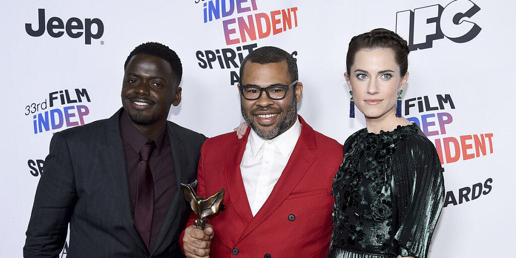 Holte am Tag vor der Oscar-Verleihung wichtige Indie-Filmpreise: Jordan Peele (Mitte), Macher des sozialkritischen Gruselstreifens "Get Out".