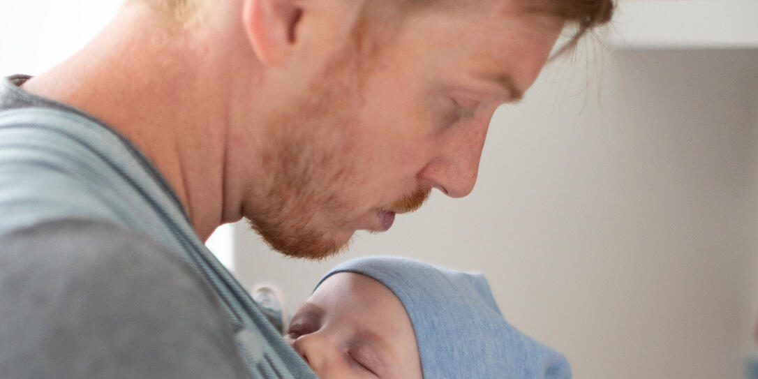 BABY, SAEUGLING, KLEINKIND, BEBE, KIND, SOHN, ELTERN, VATER, VATERSCHAFTSURLAUB, ELTERNZEIT, KINDERBETREUUNG, TRAGTUCH, TRAGETUCH, BABY-TRAGTUCH, TRAGETUCH, EHEMANN BABY, SAEUGLING, KLEINKIND, BEBE, KIND, SOHN, ELTERN, VATER, VATERSCHAFTSURLAUB, ELTERNZEIT, KINDERBETREUUNG, TRAGTUCH, TRAGETUCH, BABY-TRAGTUCH, TRAGETUCH, EHEMANN