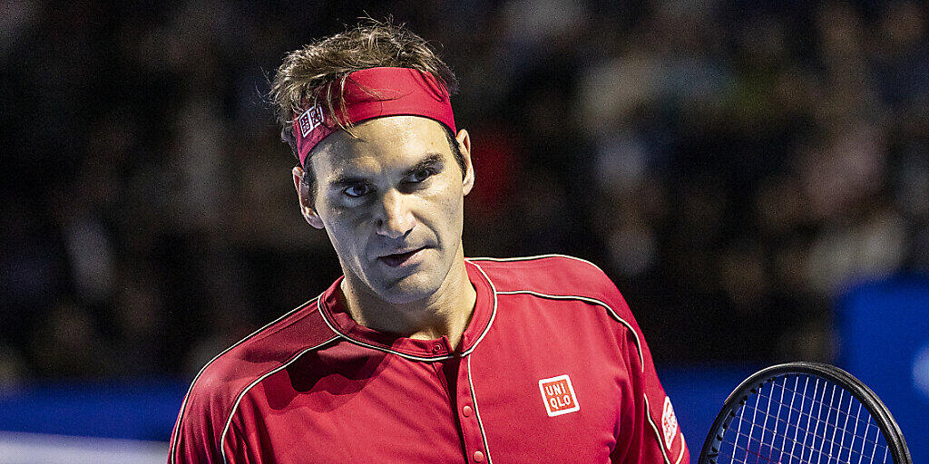 Roger Federer nimmt auch die vorletzte Hürde auf dem Weg zum 10. Titel in Basel in zwei Sätzen