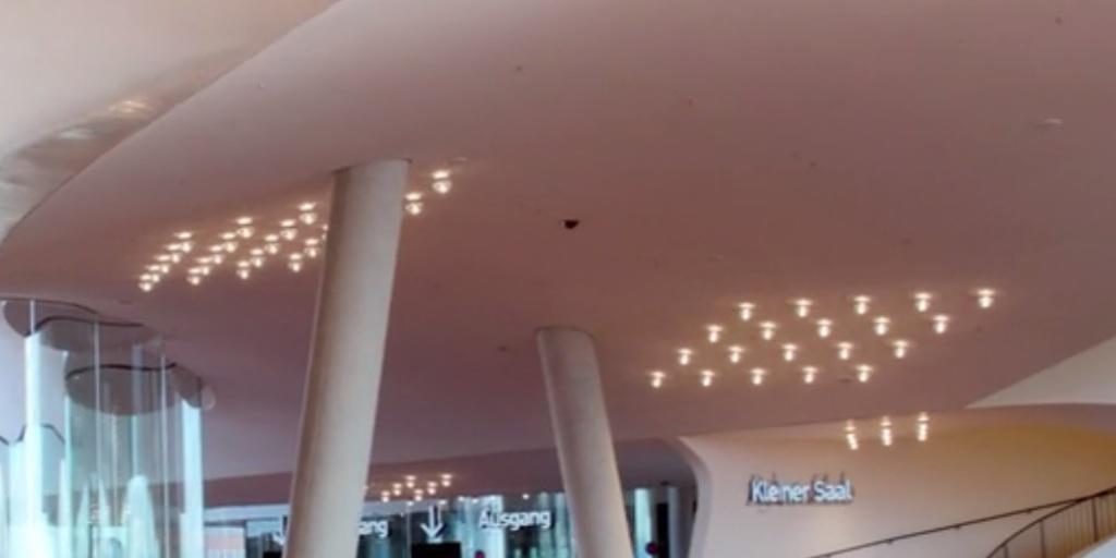 Blick ins Foyer der Elbphilharmonie in Hamburg, die am 11. Januar eröffnet wird. Dank einem gefilmten Drohnenflug lässt sich der imposante Bau jetzt schon besuchen. (Screenshot) Blick ins Foyer der Elbphilharmonie in Hamburg, die am 11. Januar eröffnet wird. Dank einem gefilmten Drohnenflug lässt sich der imposante Bau jetzt schon besuchen. (Screenshot)