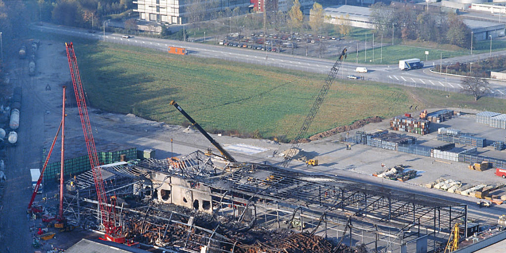 Die ausgebrannte Lagerhalle des Chemiekonzerns Sandoz, aufgenommen am 8. November 1986. Sieben Tage zuvor brannten in der Halle in Schweizerhalle nahe Basel über 1'000 Tonnen Chemikalien. (Archivbild) Die ausgebrannte Lagerhalle des Chemiekonzerns Sandoz, aufgenommen am 8. November 1986. Sieben Tage zuvor brannten in der Halle in Schweizerhalle nahe Basel über 1'000 Tonnen Chemikalien. (Archivbild)