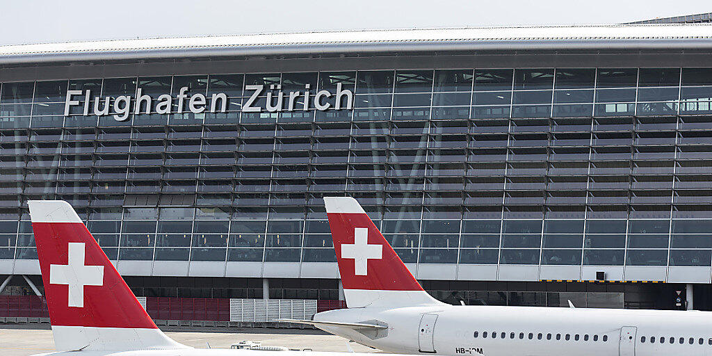 Der Flughafen Z&uuml;rich erwartet wegen den Sommerferien in den kommenden Wochen einen neuen Passagierrekord. (Archivbild)