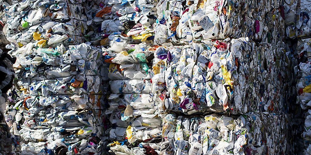 Das Parlament möchte die Abfallberge aus Plastik in Zukunft reduzieren. (Archivbild)