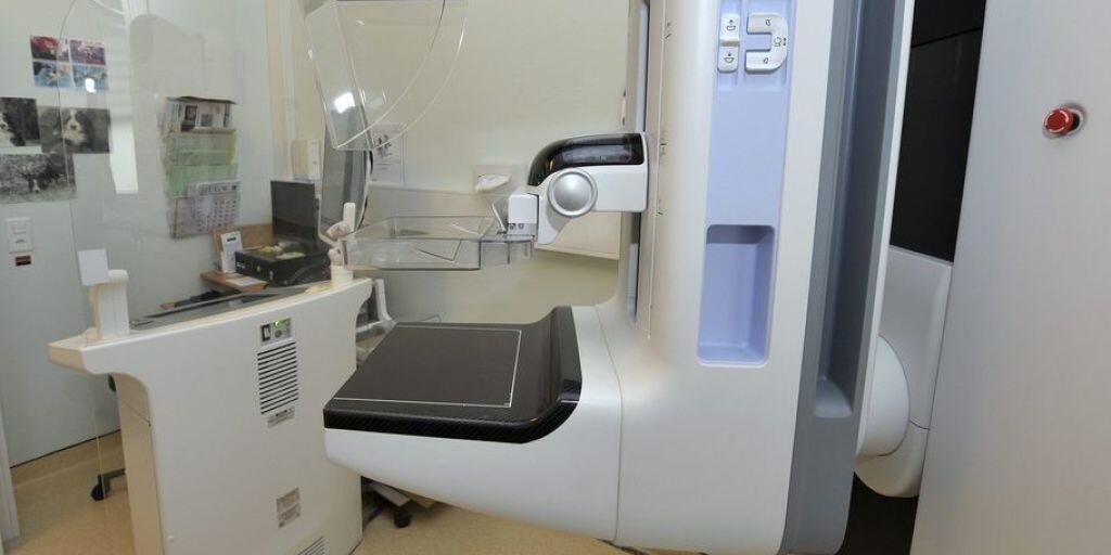 Blick in einen Mammografiesaal. Krebs entdecken und bekämpfen reicht nicht, denn Krebszellen verfügen über biochemische "Schutzwaffen". Forscher haben nun einige davon ermittelt und hoffen, sie künftig unschädlich machen zu können und dadurch die Wirkung von Therapien zu verstärken. (Archivbild) Blick in einen Mammografiesaal. Krebs entdecken und bekämpfen reicht nicht, denn Krebszellen verfügen über biochemische "Schutzwaffen". Forscher haben nun einige davon ermittelt und hoffen, sie künftig unschädlich machen zu können und dadurch die Wirkung von Therapien zu verstärken. (Archivbild)