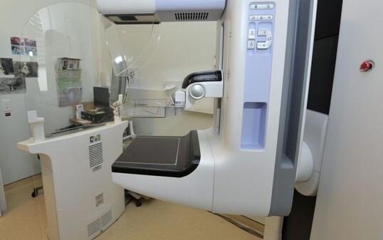 Blick in einen Mammografiesaal. Krebs entdecken und bekämpfen reicht nicht, denn Krebszellen verfügen über biochemische "Schutzwaffen". Forscher haben nun einige davon ermittelt und hoffen, sie künftig unschädlich machen zu können und dadurch die Wirkung von Therapien zu verstärken. (Archivbild)
