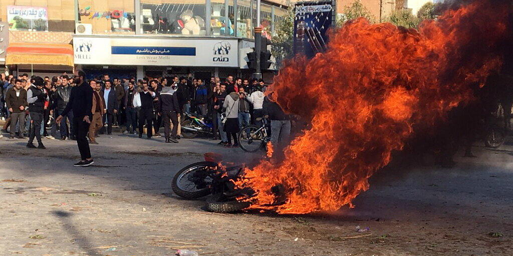 Wegen erhöhter Benzinpreise: Strassenproteste in der zentraliranischen Stadt Isfahan.