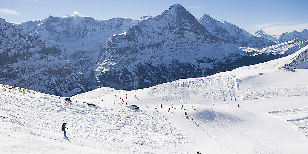 Die Jungfraubahnen wollen in den Skigebieten von Grindelwald und Wengen die Zahl der Ski- und Snowboardfahrenden begrenzen. (Archivbild)