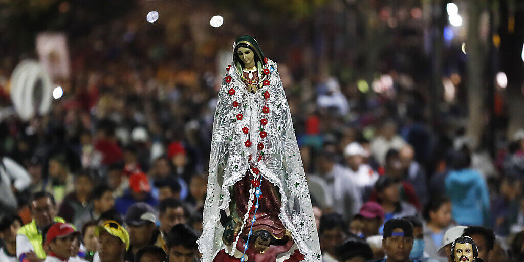 Nicht aus Fleisch und Blut - aber dennoch: die Jungfrau von Guadalupe, getragen von Pilgern in Mexiko-Stadt.