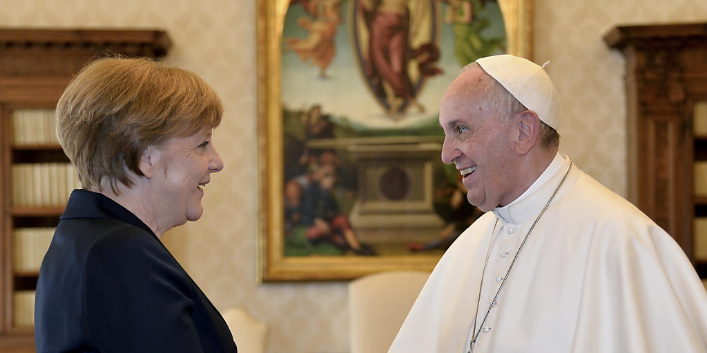 Papst Franziskus, der heute in Rom mit dem Aachener Karlspreis ausgezeichnet worden ist, hat die deutsche Kanzlerin Angela Merkel zu einer privaten Audienz empfangen.