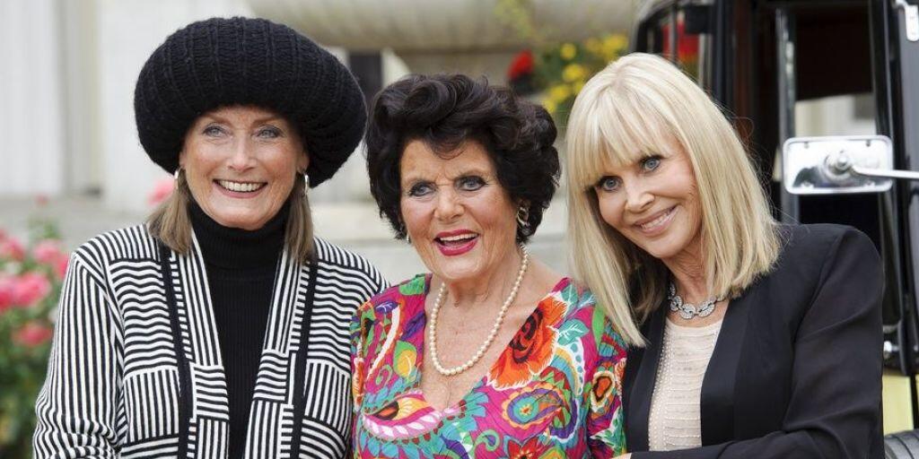 Tania Mallet (links), hier zusammen mit Eunice Gayson (Mitte) und Britt Ekland (rechts) posieren im September 2012 in London. Mallet, die im James-Bond-Film "Goldfinger" die Geliebte des Geheimagenten spielte, starb Ende März 2019 im Alter von 77 Jahren. (Archiv) Tania Mallet (links), hier zusammen mit Eunice Gayson (Mitte) und Britt Ekland (rechts) posieren im September 2012 in London. Mallet, die im James-Bond-Film "Goldfinger" die Geliebte des Geheimagenten spielte, starb Ende März 2019 im Alter von 77 Jahren. (Archiv)