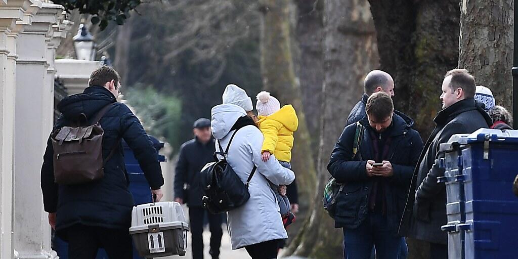 Russische Diplomaten und ihre Familien verlassen die Botschaft in London. Inklusive der Angehörigen sind etwa 80 Personen von der Ausweisung betroffen.