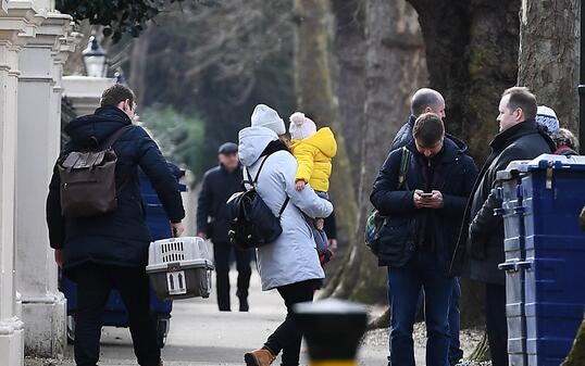 Russische Diplomaten und ihre Familien verlassen die Botschaft in London. Inklusive der Angehörigen sind etwa 80 Personen von der Ausweisung betroffen.