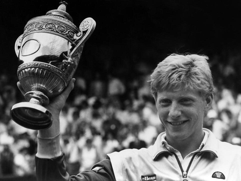 Der junge Boris Becker auf dem Höhepunkt seiner Karriere. Zahlreiche Trophäen und Erinnerungsstücke an das deutsche Tennis-Idol wurden im Rahmen eines Insolvenzverfahrens am Donnerstag versteigert.  (Bild: Robert Dear/AP Keystone)