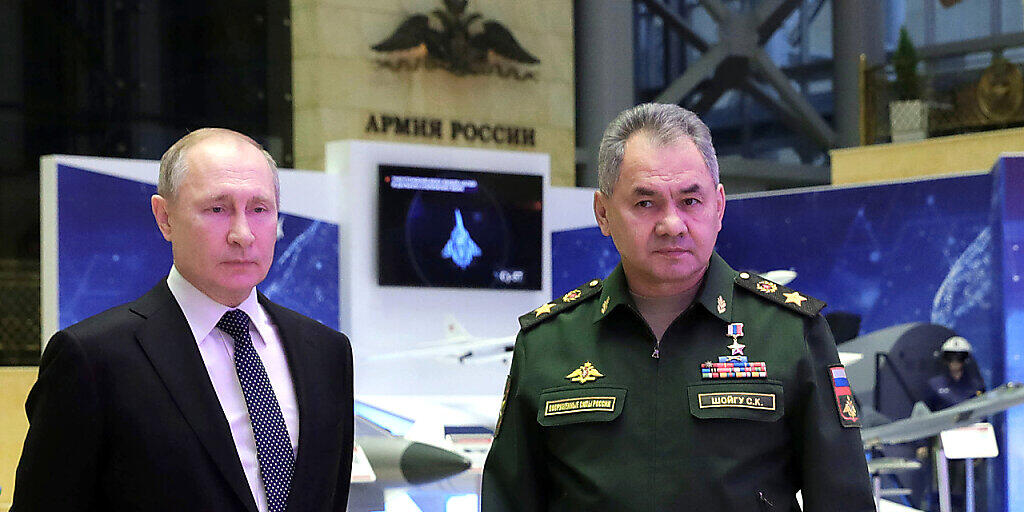 Der russische Verteidigungsminister Schoigu (r) informierte Präsident Putin darüber, dass die erste Einheit mit Hyperschall-Raketen in Betrieb sei. (Archivbild)