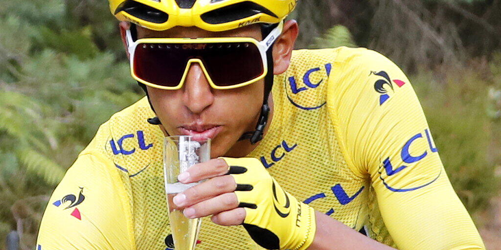 Der Kolumbianer Egan Bernal geniesst auf der Schlussetappe nach Paris einen Schluck Champagner