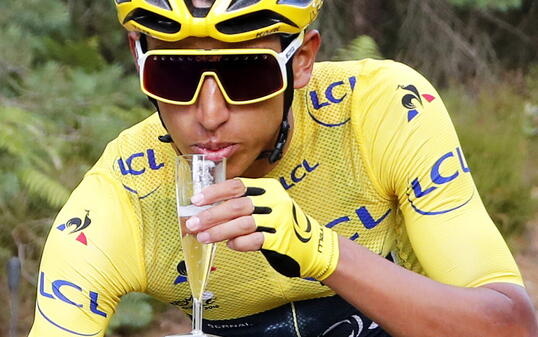 Der Kolumbianer Egan Bernal geniesst auf der Schlussetappe nach Paris einen Schluck Champagner