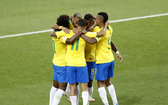 Brasilien feiert das 1:0 von Paulinho