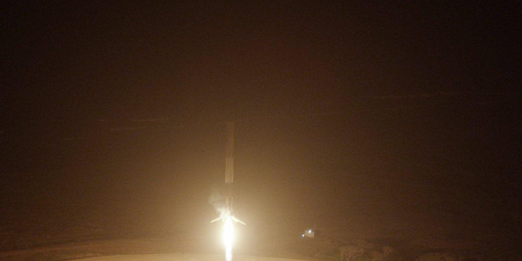 Die Falcon-9-Rakete landete erfolgreich aufrecht auf dem Weltraumbahnhof Cape Canaveral in Florida. Die Falcon-9-Rakete landete erfolgreich aufrecht auf dem Weltraumbahnhof Cape Canaveral in Florida.