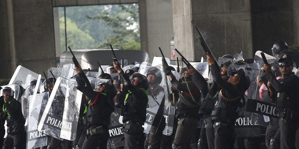 Thailändische Polizisten feuer Gummigeschosse ab (Archiv)