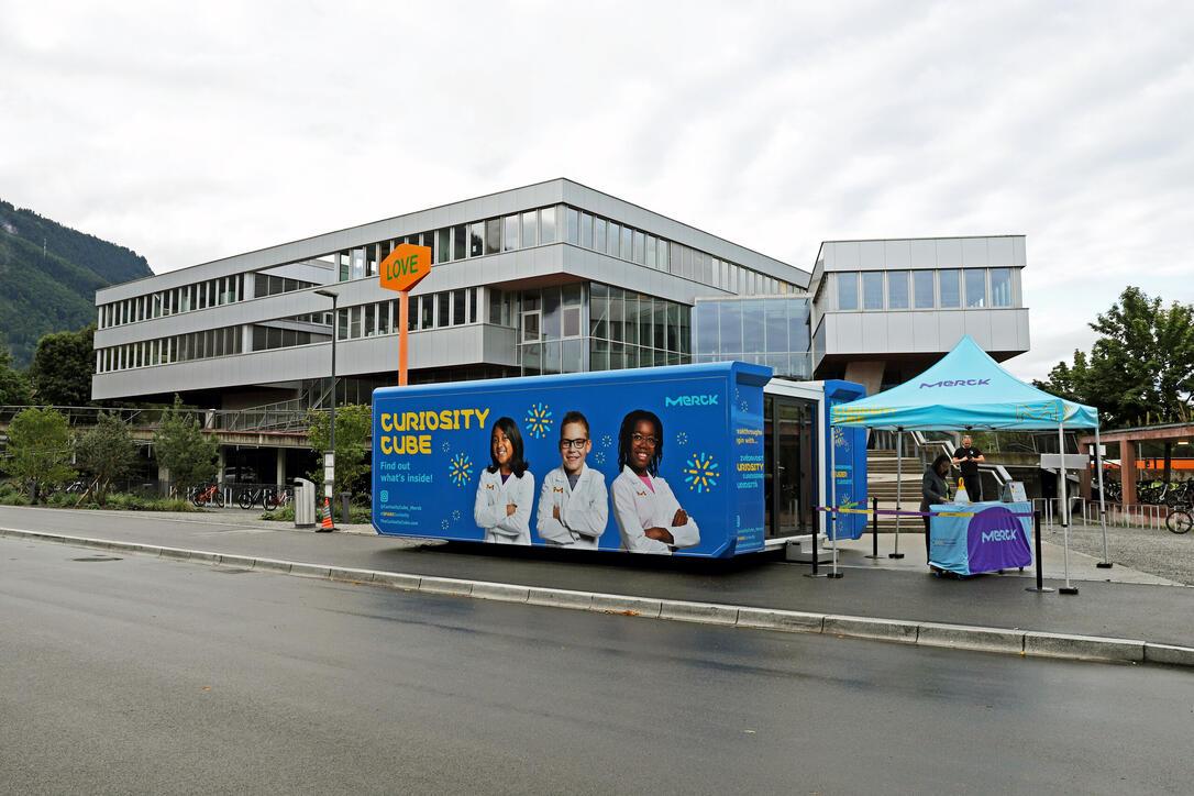 Curiosity Cube bringt Experimente zu KI an die Schule in Vaduz
