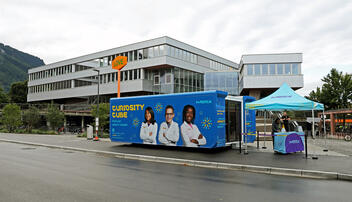 Curiosity Cube bringt Experimente zu KI an die Schule in Vaduz