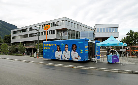 Curiosity Cube bringt Experimente zu KI an die Schule in Vaduz
