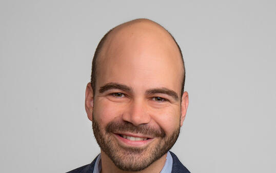 Seit &uuml;ber 20 Jahren ist der diplomierte Pflegefachmann im Gesundheitswesen t&auml;tig und verf&uuml;gt &uuml;ber umfassende Erfahrung sowohl im operativen als auch im strategischen Bereich.