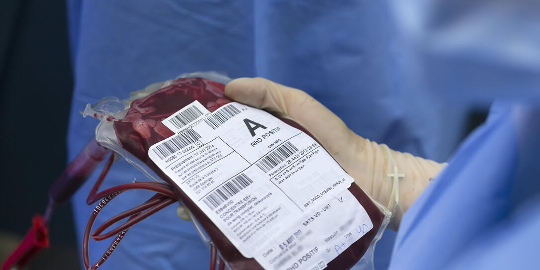 HERZOPERATION, OPERATIONSSAAL, OP, SPITALRAUM, SPITALRAEUME, RAEUMLICHKEITEN, CHIRURGIE, HERZOPERATION, HERZCHIRURGIE, KARDIOLOGIE, HERZCHIRURG, CHIRURG, KINDERARZT, MEDIZINER, DOKTOR, BLUTTRANSFUSION, BLUTBEUTEL, TRANSFUSION, BEUTEL, BLUT, BLUTGRUPPE, BLU