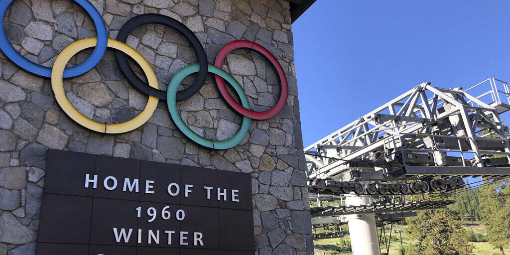 ARCHIV - Eine Tafel an einem Sessellift im Skigebiet weist auf die Olypmischen Winterspiele von 1960 hin. Foto: Haven Daley/AP/dpa