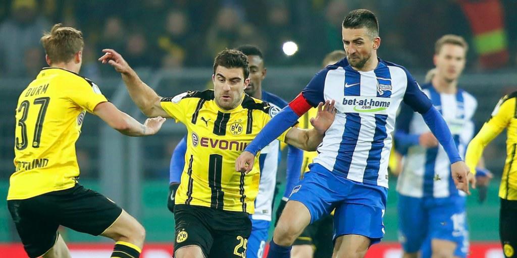 Ausgeglichener Cupfight zwischen Dortmund (Sokratis) und Hertha (Ibisevic) Ausgeglichener Cupfight zwischen Dortmund (Sokratis) und Hertha (Ibisevic)