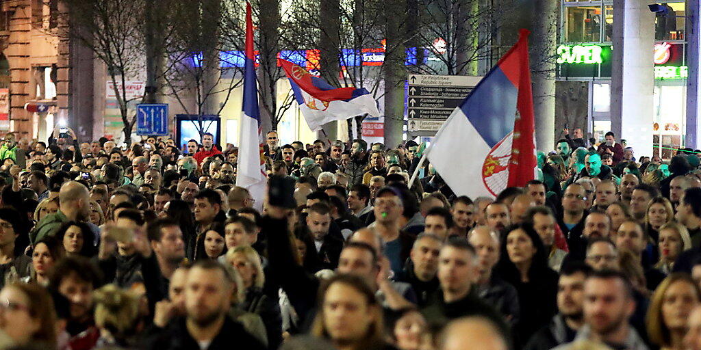 Den 14. Samstag in Folge forderten tausende Menschen in Belgrad freie Medien und faire Rahmenbedingungen für Wahlen.