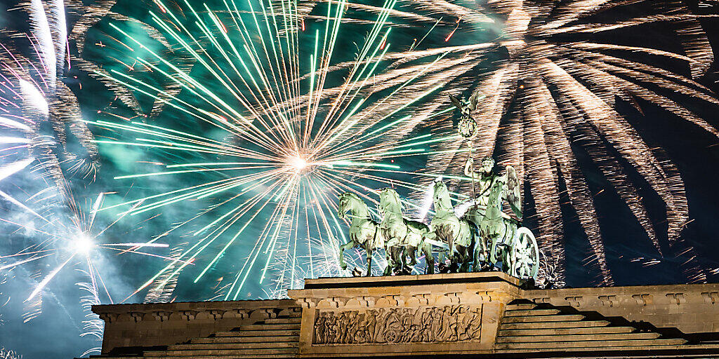 ARCHIV - Während der Silvesterparty wird am Brandenburger Tor das offizielle Feuerwerk gezündet. Die Silvesterfeierlichkeiten rund um den Globus sind wegen der Corona-Pandemie diesmal anders. Foto: Christophe Gateau/dpa ARCHIV - Während der Silvesterparty wird am Brandenburger Tor das offizielle Feuerwerk gezündet. Die Silvesterfeierlichkeiten rund um den Globus sind wegen der Corona-Pandemie diesmal anders. Foto: Christophe Gateau/dpa