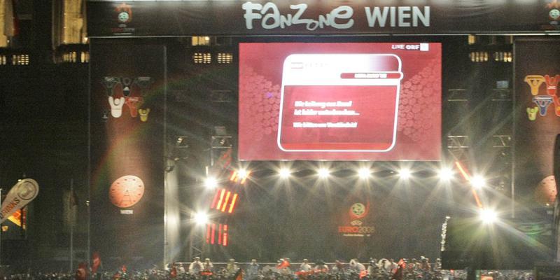 Wie Millionen von TV-Zuschauern daheim ohne Livebild des EM-Halbfinals Deutschland - Türkei von 2008: die Fanzone in Wien Wie Millionen von TV-Zuschauern daheim ohne Livebild des EM-Halbfinals Deutschland - Türkei von 2008: die Fanzone in Wien