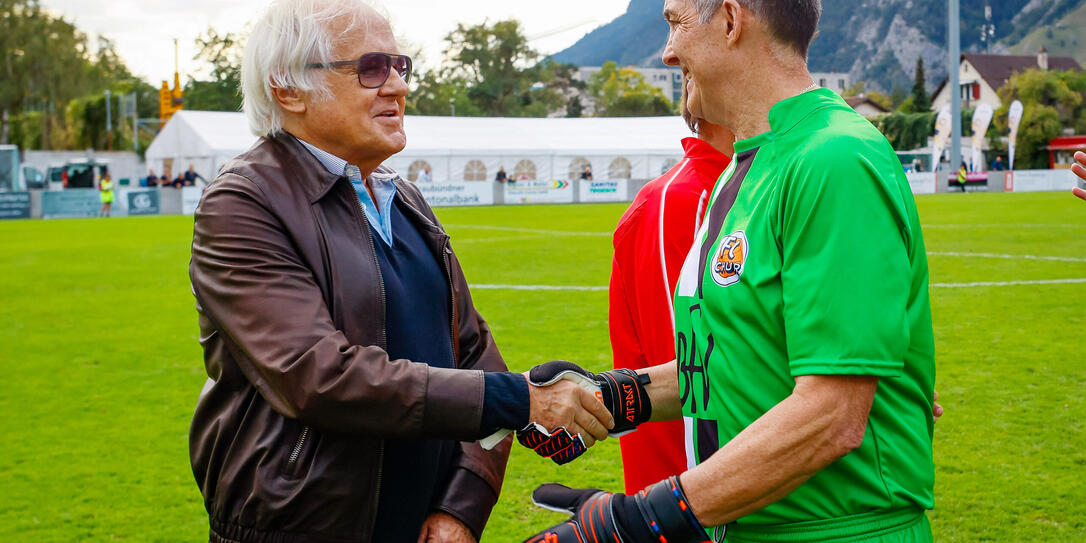 Horst Marxer beim Handshake mit Gilbert Gress