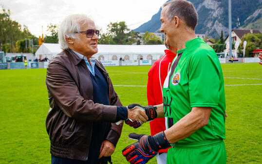 Horst Marxer beim Handshake mit Gilbert Gress