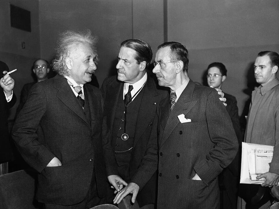 In München wurde zufällig ein Schriftstück von Albert Einstein (links) entdeckt. (Archivbild)