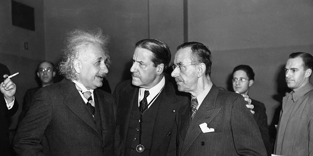 In München wurde zufällig ein Schriftstück von Albert Einstein (links) entdeckt. (Archivbild)