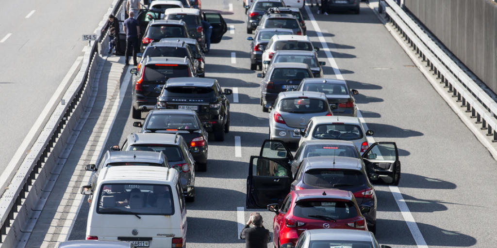 Stehen und Warten: Wie jeden Sommer wird die Geduld der Autofahrer auf ihrer Reise in die Ferien auf die Probe gestellt. (Archivbild)