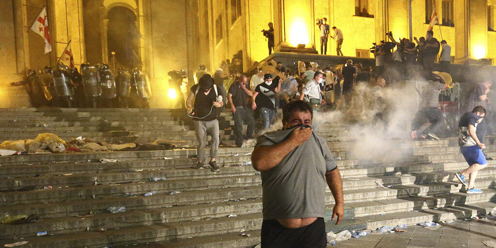 Tränengaseinsatz gegen Protestierende vor dem Parlament in Tiflis.