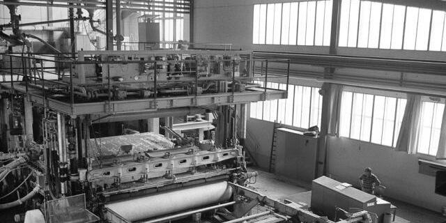 Arbeiter in einer Werkhalle der Eternit in Niederurnen GL (Archiv)