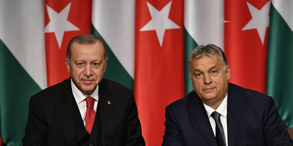Der ungarische Ministerpräsident Viktor Orban (r) empfing den türkischen Präsidenten Recep Tayyip Erdogan in Budapest. Der ungarische Ministerpräsident Viktor Orban (r) empfing den türkischen Präsidenten Recep Tayyip Erdogan in Budapest.