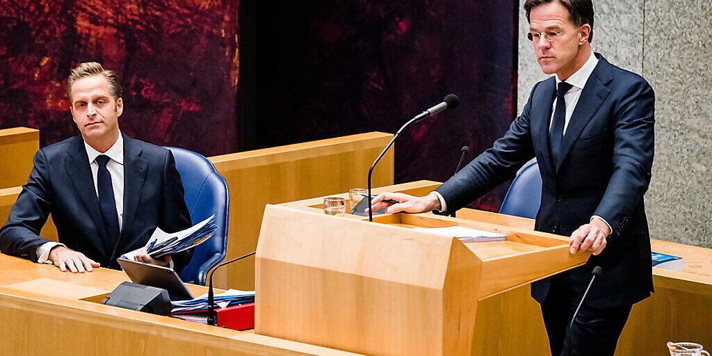 In den Niederlanden bleiben die Massnahmen gegen die Corona-Pandemie laut Regierungschef Mark Rutte (rechts) in Kraft. (Archivbild)