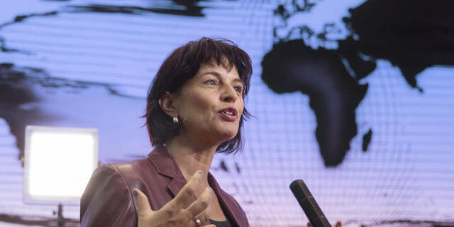 Bundesrätin Doris Leuthard vor Weltkarte (Archiv)