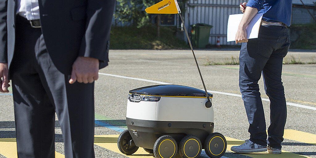 Sieht aus wie eine Kühlbox auf sechs Rädern: Ein von der Post eingesetzter Lieferroboter. (Archivbild)