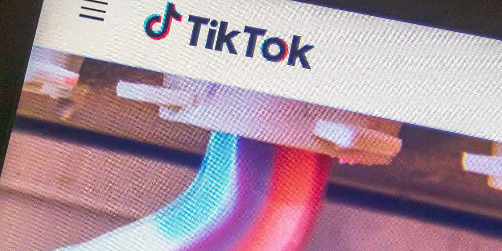 Blick auf einen Monitor auf dem die Videoplattform TikTok geöffnet ist. Aus Angst vor dem neuen Gesetz zum Schutz der nationalen Sicherheit in Hongkong zieht sich die populäre internationale Videoplattform TikTok aus der chinesischen Sonderverwaltungsregion zurück. Foto: Rishi Deka/ZUMA Wire/dpa