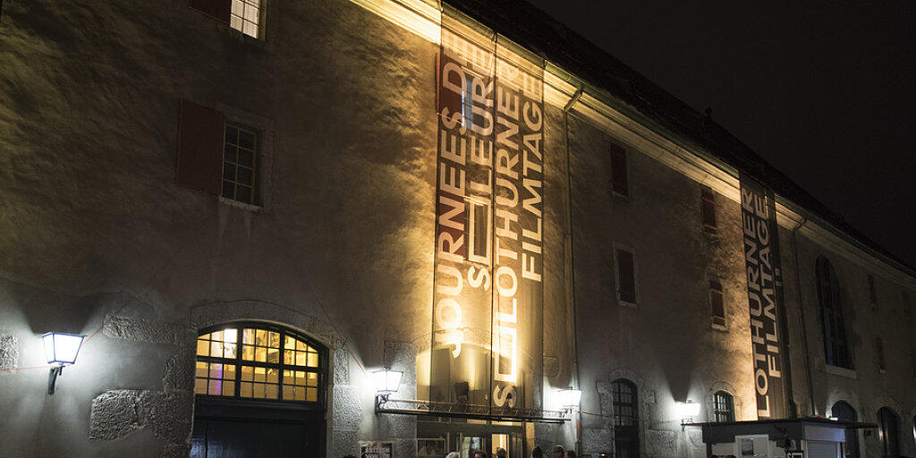 Über 65'000 Filmfans pilgerten an den vergangenen Filmtagen nach Solothurn. Mit dem Programm der kommenden Ausgabe, die am 25. Januar 2018 eröffnet wird, sollen wiederum Zehntausende in die Ambassadorenstadt am Fusse des Jurasüdfusses gelockt werden. (Archivbild)