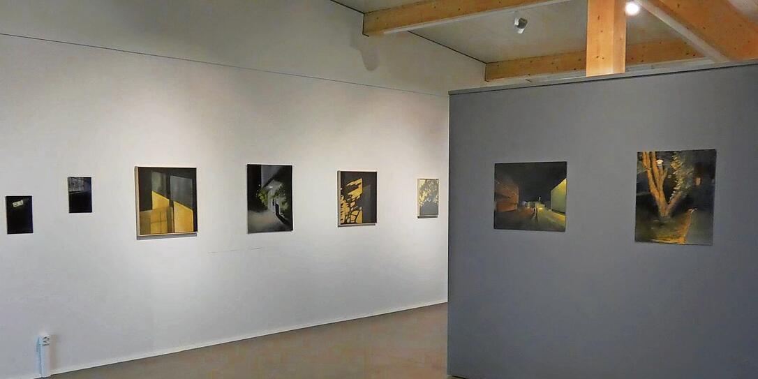 Im Zusammenspiel der beiden Positionen entsteht eine besondere Atmosphäre in der Galerie.