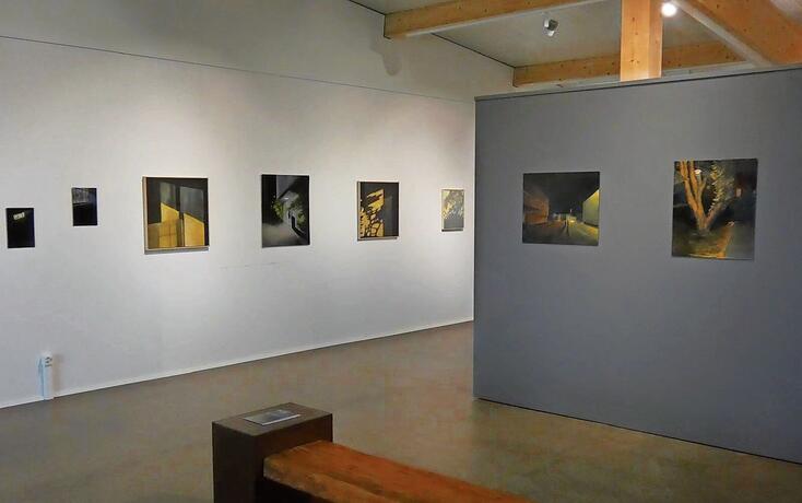 Im Zusammenspiel der beiden Positionen entsteht eine besondere Atmosphäre in der Galerie.