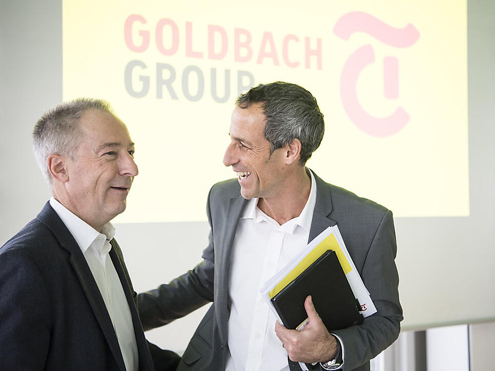Tamedia-CEO Christoph Tonini, rechts, freut sich mit Jens Alder, Verwaltungsratspräsident der Goldbach Group AG, über die geplante Übernahme.